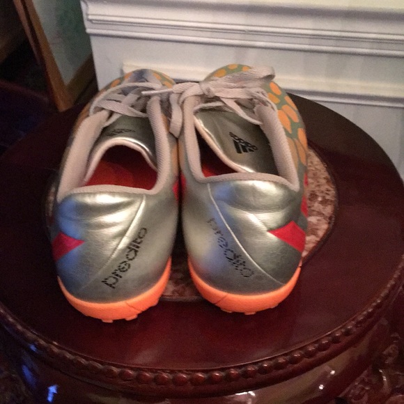 Woman’s Adidas soccer shoes great condition - Picture 4 of 7
